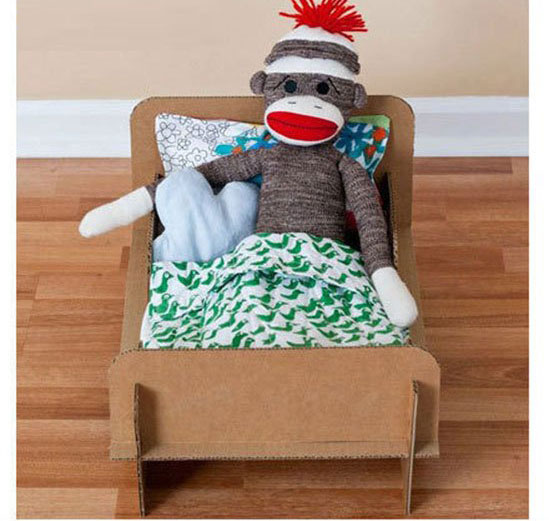 幼儿废旧利用手工:纸箱制作可拼插玩具床