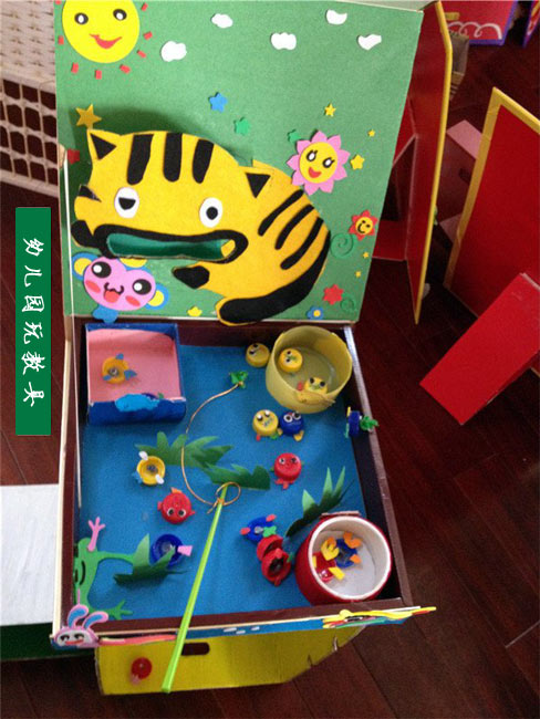 幼儿手工制作：纸盒做的钓鱼池